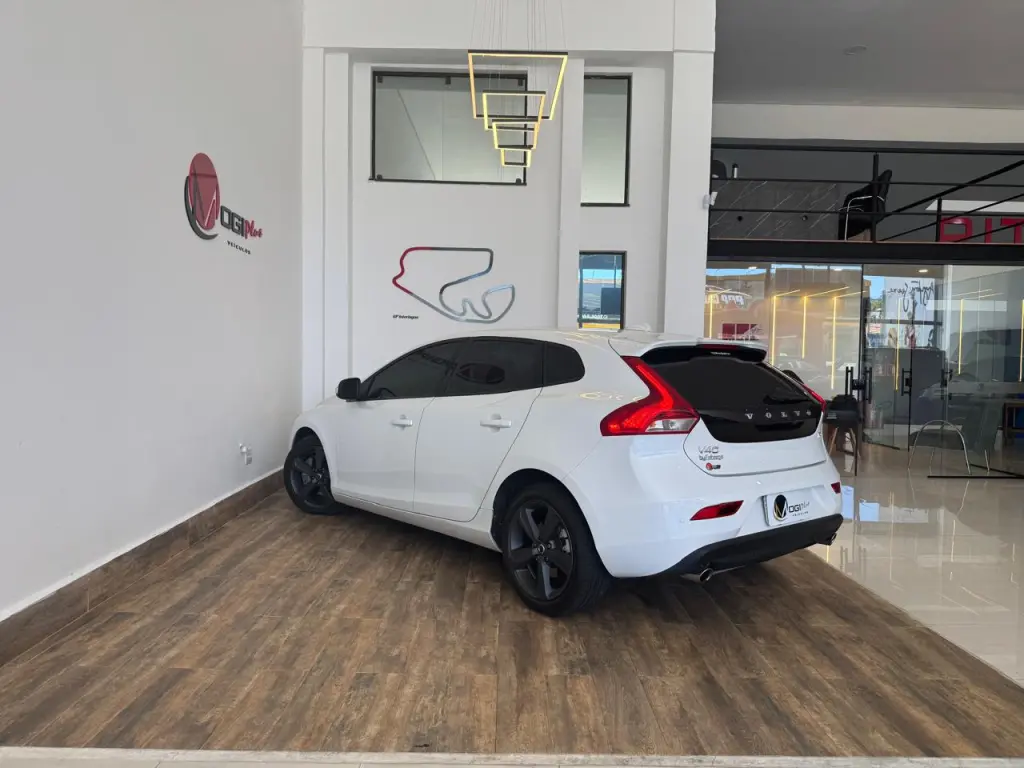 VOLVO V40 - Foto