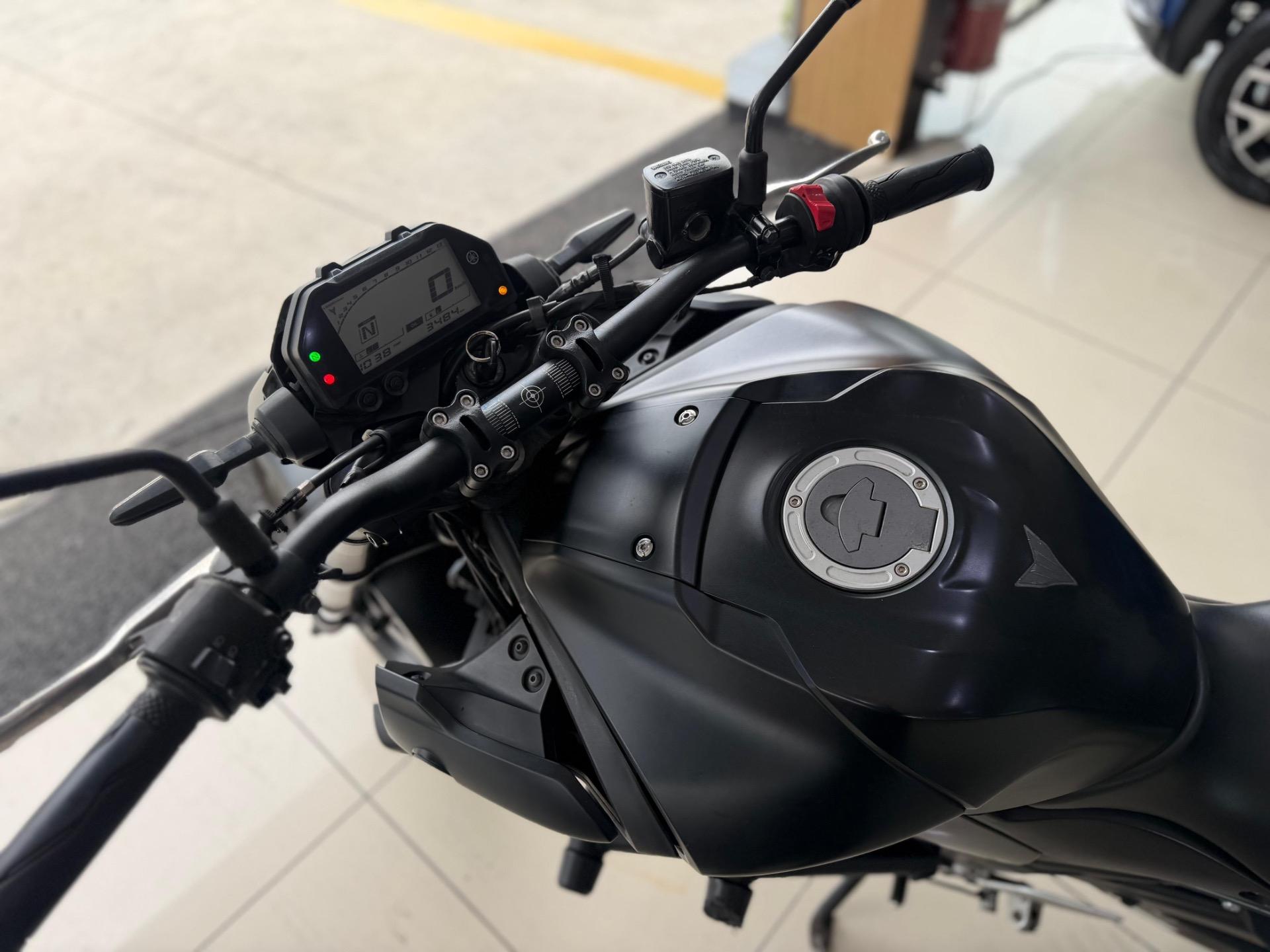 YAMAHA MT-03 300 - Foto