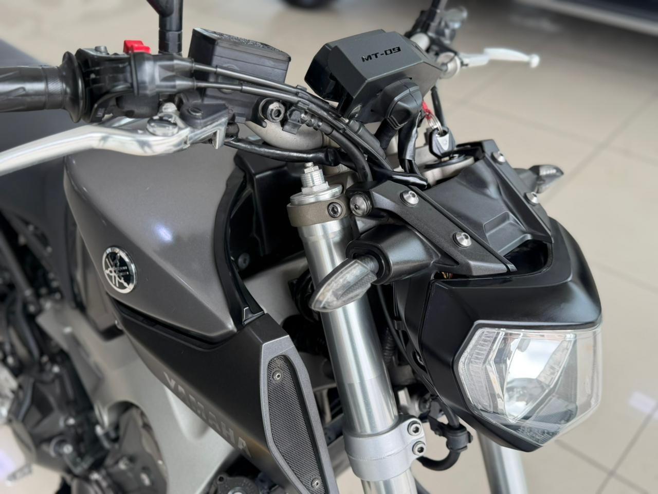 YAMAHA MT-09 850 - Foto