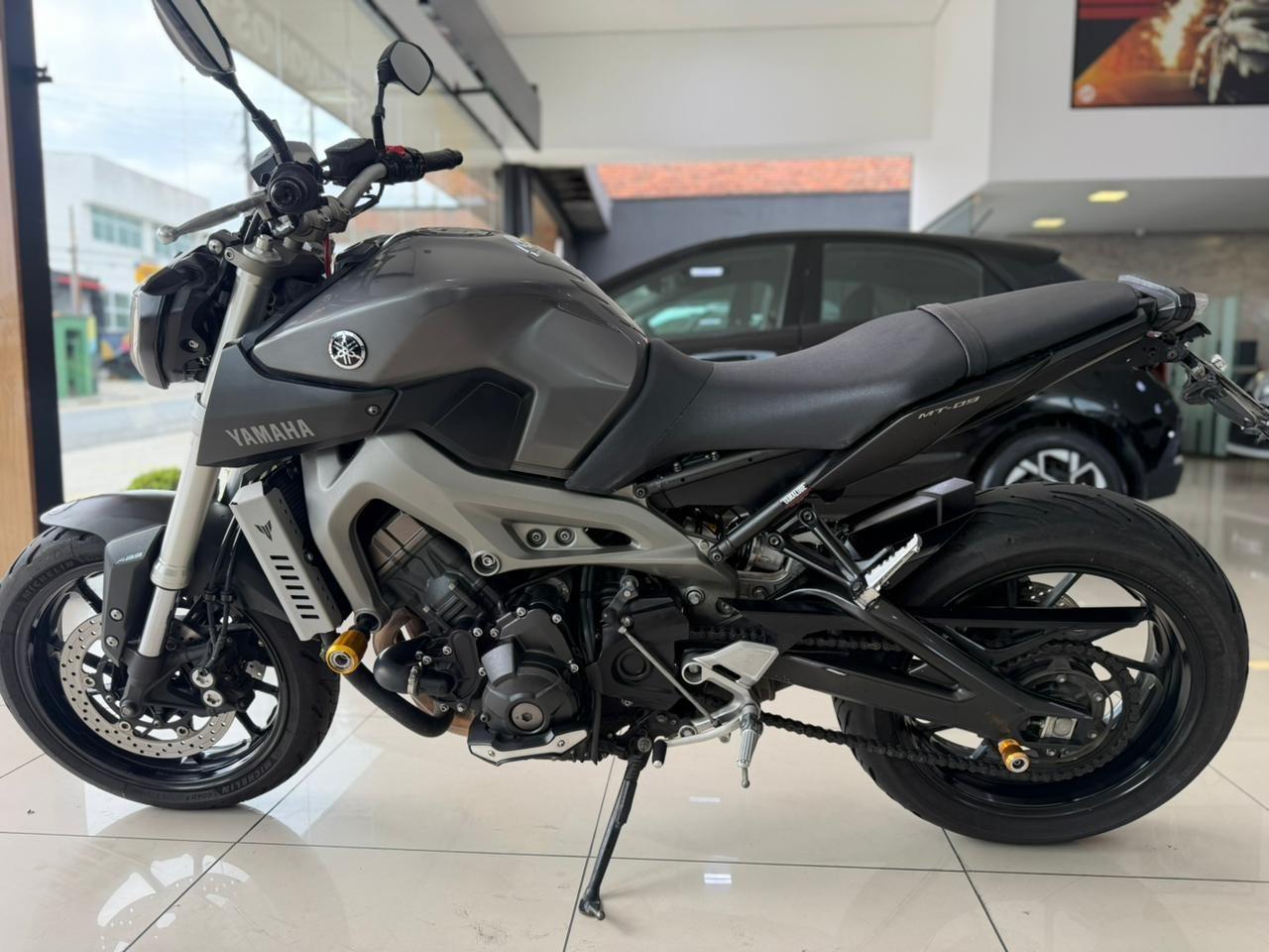 YAMAHA MT-09 850 - Foto