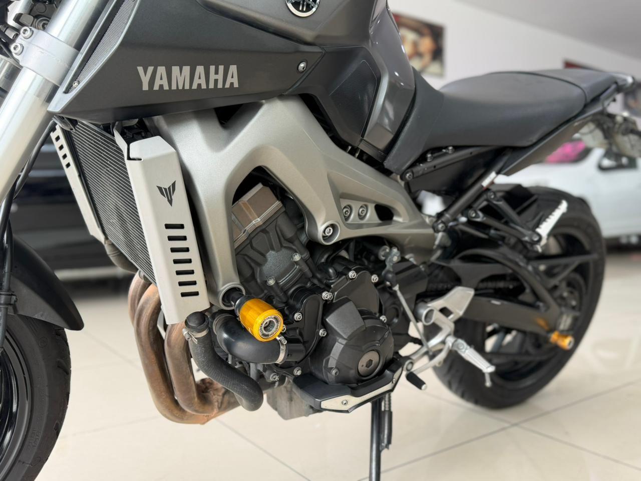 YAMAHA MT-09 850 - Foto