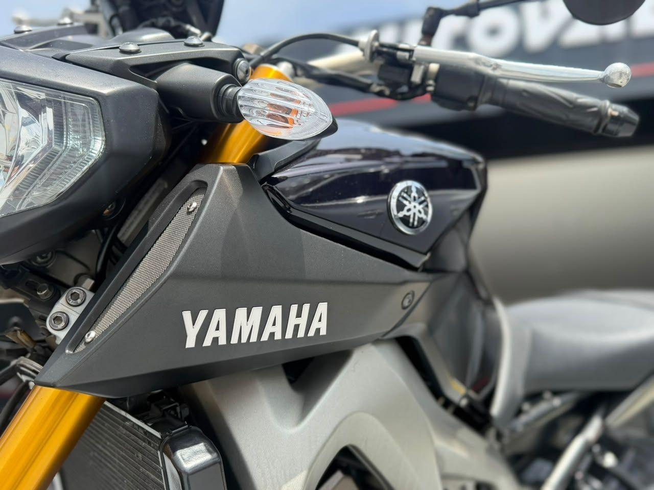 YAMAHA MT-09 850 - Foto