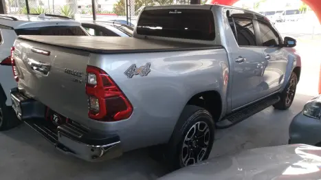 TOYOTA Hilux Caminhonete 2.8 16V SRX 4X4 TURBO DIESEL CABINE DUPLA AUTOM�TICO, Foto 4