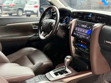 TOYOTA Hilux SW4 2.7 16V 4P FLEX SRV 7 LUGARES AUTOM�TICO, Foto 19