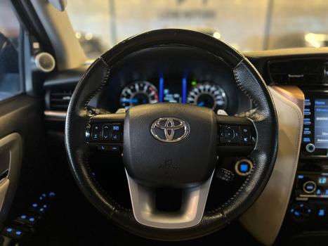 TOYOTA Hilux SW4 2.8 4P SRX 4X4 DIAMOND 7 LUGARES TURBO DIESEL AUTOM�TICO, Foto 13