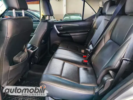 TOYOTA Hilux SW4 2.8 4P SRX 4X4 TURBO DIESEL AUTOM�TICO, Foto 13