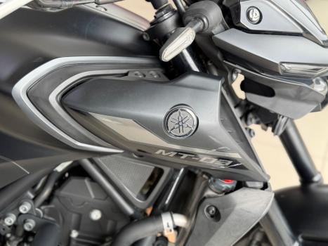 YAMAHA MT-03 300 ABS, Foto 5