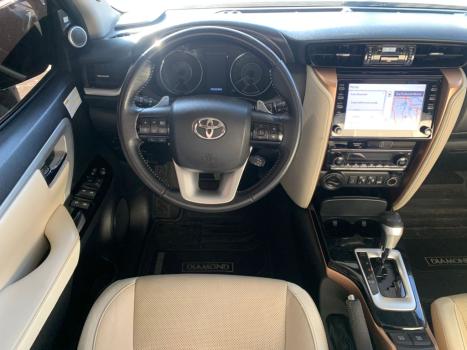 TOYOTA Hilux SW4 2.8 4P SRX 4X4 DIAMOND 7 LUGARES TURBO DIESEL AUTOMTICO, Foto 12