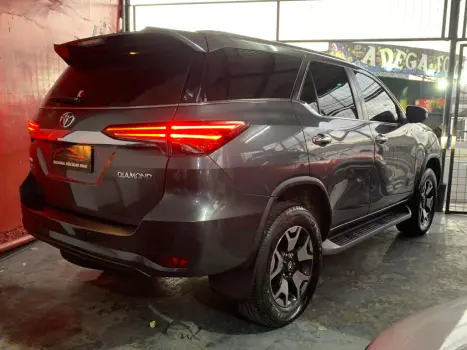 TOYOTA Hilux SW4 2.8 4P SRX 4X4 DIAMOND 7 LUGARES TURBO DIESEL AUTOMTICO, Foto 4