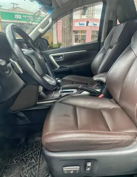 TOYOTA Hilux SW4 2.8 16V 4P SRX 4X4 7 LUGARES TURBO DIESEL AUTOMTICO, Foto 8