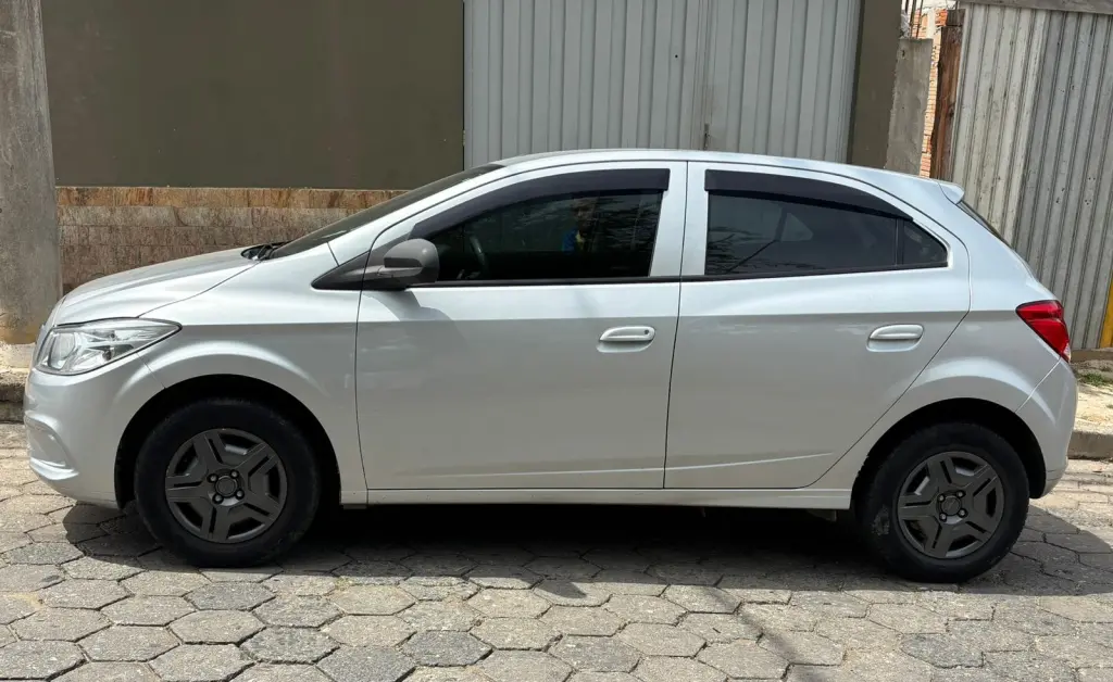 CHEVROLET Onix Hatch - Foto