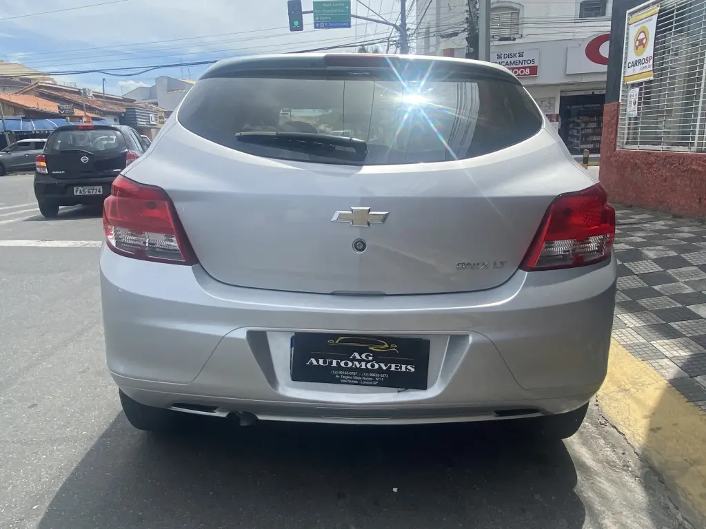 CHEVROLET Onix Hatch - Foto