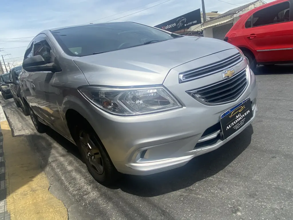 CHEVROLET Onix Hatch - Foto