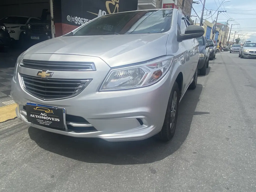 CHEVROLET Onix Hatch - Foto