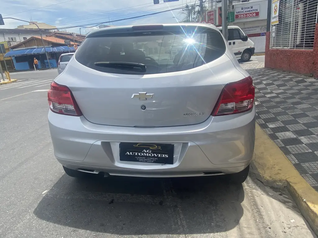 CHEVROLET Onix Hatch - Foto