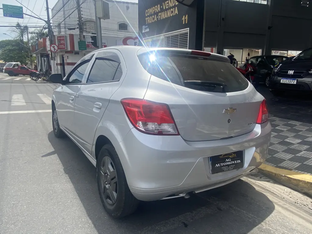 CHEVROLET Onix Hatch - Foto