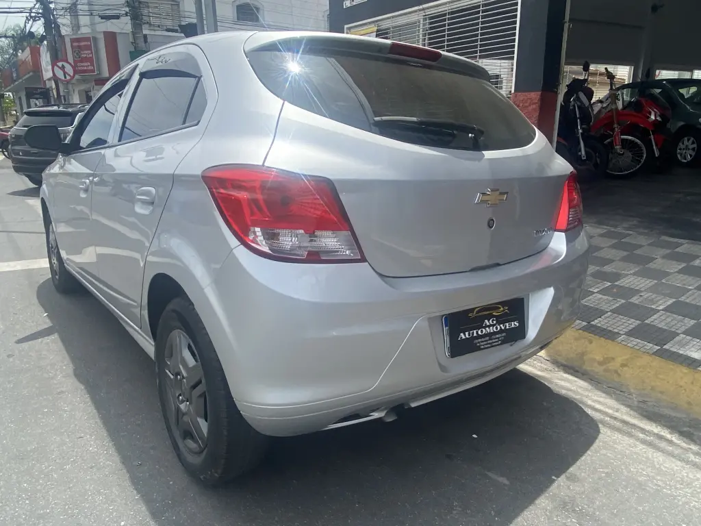 CHEVROLET Onix Hatch - Foto