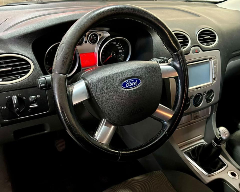 FORD Focus Hatch - Foto