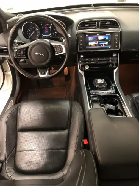 JAGUAR XE 2.0 16V 4P SI4 R-SPORT TURBO AUTOMÁTICO, Foto 13 JAGUAR XE 2.0 16V 4P SI4 R-SPORT TURBO AUTOMÁTICO, Foto 13