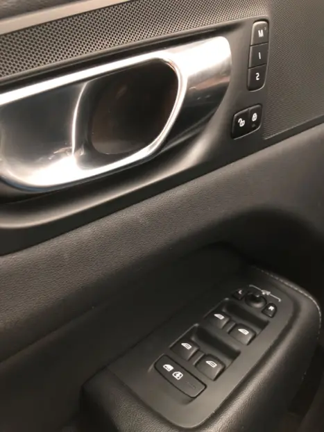 VOLVO XC60 2.0 16V 4P T8 RECHARGE H�BRIDO ULTIMATE DARK AWD TURBO GEARTRONIC AUTOM�TICO, Foto 27