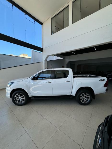 TOYOTA Hilux Caminhonete 2.8 16V SRV 4X4 DIESEL CABINE DUPLA AUTOMTICO, Foto 4