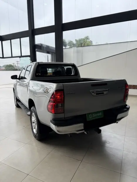 TOYOTA Hilux Caminhonete 2.8 16V SRV 4X4 DIESEL CABINE DUPLA AUTOMTICO, Foto 5