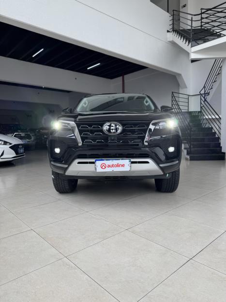 TOYOTA Hilux SW4 2.8 16V 4P SRX 4X4 7 LUGARES TURBO DIESEL AUTOMTICO, Foto 3