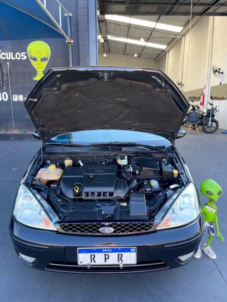 FORD Focus Sedan 2.0 16V 4P GHIA, Foto 2