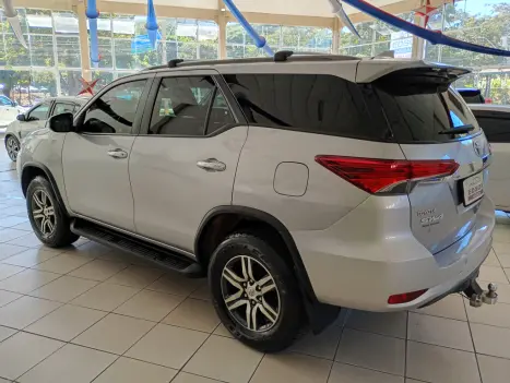 TOYOTA Hilux SW4 2.7 16V 4P FLEX SRV 7 LUGARES AUTOM�TICO, Foto 4