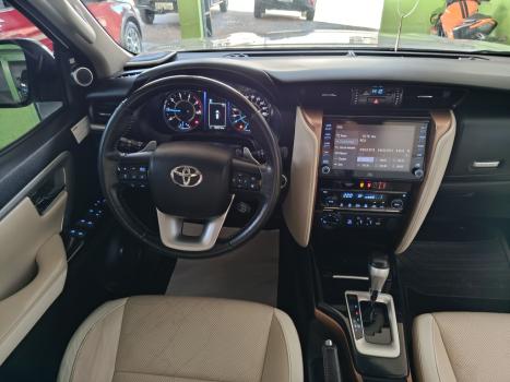 TOYOTA Hilux SW4 2.8 4P SRX 4X4 DIAMOND 7 LUGARES TURBO DIESEL AUTOMTICO, Foto 9