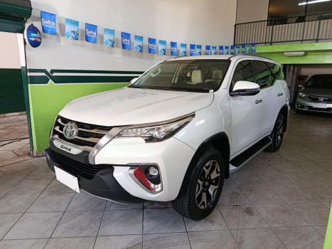 TOYOTA Hilux SW4 2.8 4P SRX 4X4 DIAMOND 7 LUGARES TURBO DIESEL AUTOMTICO, Foto 1