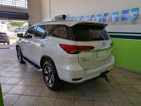 TOYOTA Hilux SW4 2.8 4P SRX 4X4 DIAMOND 7 LUGARES TURBO DIESEL AUTOMTICO, Foto 4