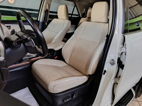 TOYOTA Hilux SW4 2.8 4P SRX 4X4 DIAMOND 7 LUGARES TURBO DIESEL AUTOMTICO, Foto 10