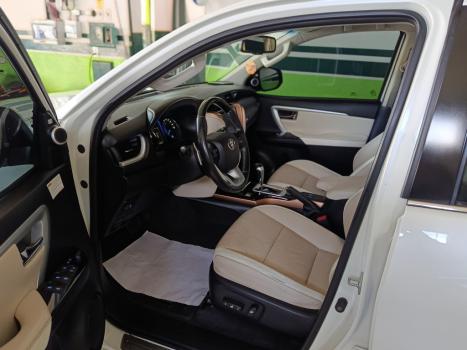 TOYOTA Hilux SW4 2.8 4P SRX 4X4 DIAMOND 7 LUGARES TURBO DIESEL AUTOMTICO, Foto 6