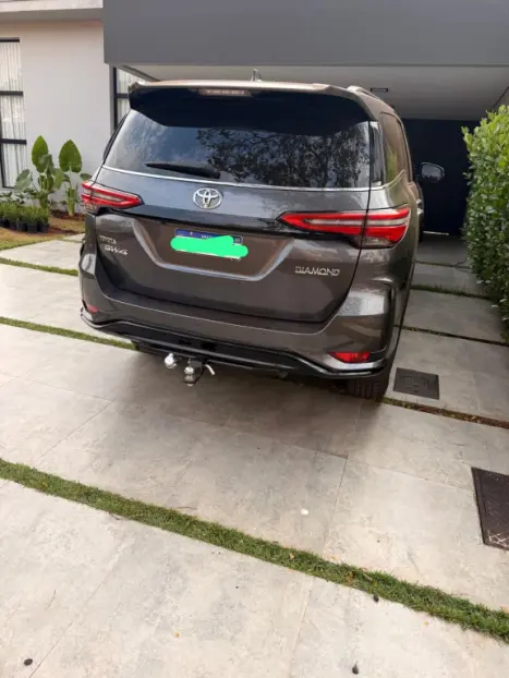 TOYOTA Hilux SW4 2.8 4P SRX 4X4 DIAMOND 7 LUGARES TURBO DIESEL AUTOMTICO, Foto 3