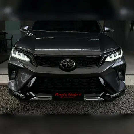 TOYOTA Hilux SW4 2.8 4P SRX 4X4 DIAMOND 7 LUGARES TURBO DIESEL AUTOMTICO, Foto 4