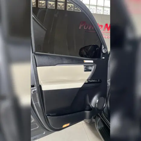 TOYOTA Hilux SW4 2.8 4P SRX 4X4 DIAMOND 7 LUGARES TURBO DIESEL AUTOMTICO, Foto 31