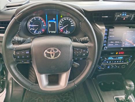 TOYOTA Hilux SW4 2.8 4P SRX 4X4 TURBO DIESEL AUTOM�TICO, Foto 9
