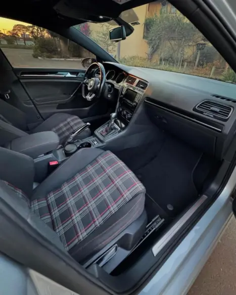 VOLKSWAGEN Golf 2.0 4P GTI TURBO AUTOMÁTICO, Foto 3 VOLKSWAGEN Golf 2.0 4P GTI TURBO AUTOMÁTICO, Foto 3