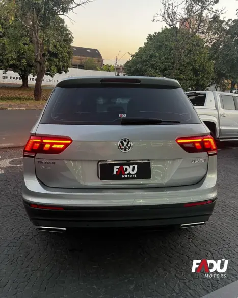 VOLKSWAGEN Tiguan 1.4 250 TSI TOTAL FLEX ALLSPACE COMFORTLINE TURBO AUTOMTICO TIPTRONIC, Foto 17