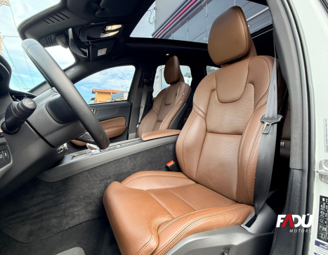 VOLVO XC60 2.0 16V 4P T8 RECHARGE H�BRIDO ULTIMATE DARK AWD TURBO GEARTRONIC AUTOM�TICO, Foto 4