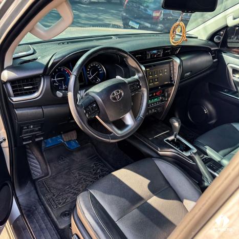 TOYOTA Hilux SW4 2.8 16V 4P SRX 4X4 7 LUGARES TURBO DIESEL AUTOMTICO, Foto 10