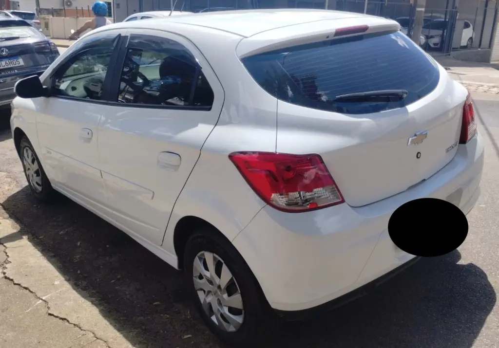 CHEVROLET Onix Hatch - Foto