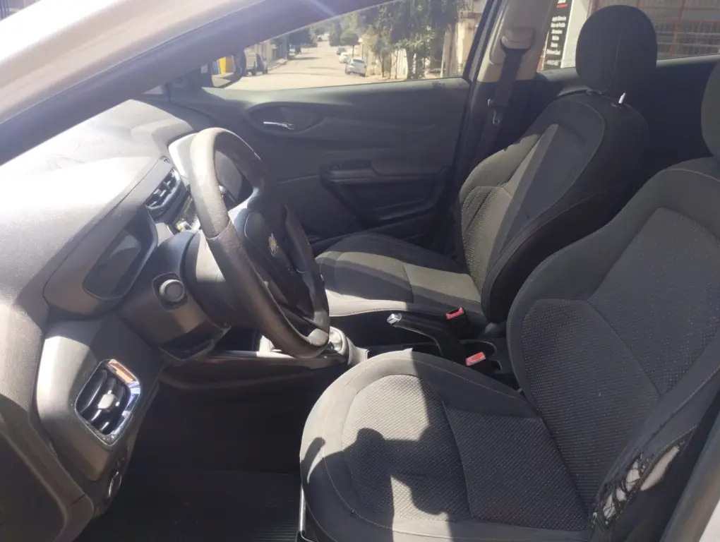 CHEVROLET Onix Hatch - Foto