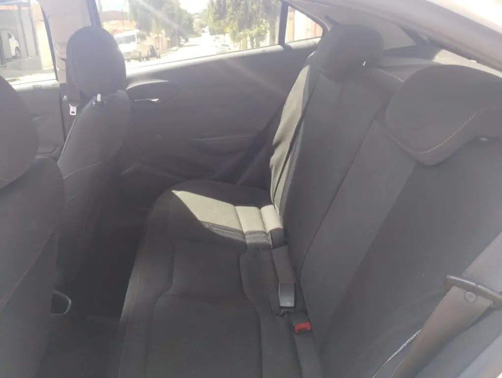 CHEVROLET Onix Hatch - Foto