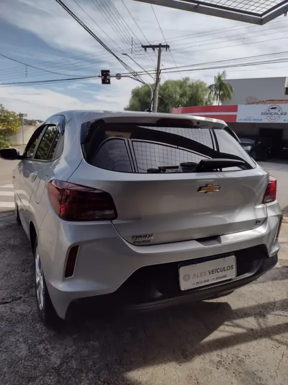 CHEVROLET Onix Hatch - Foto