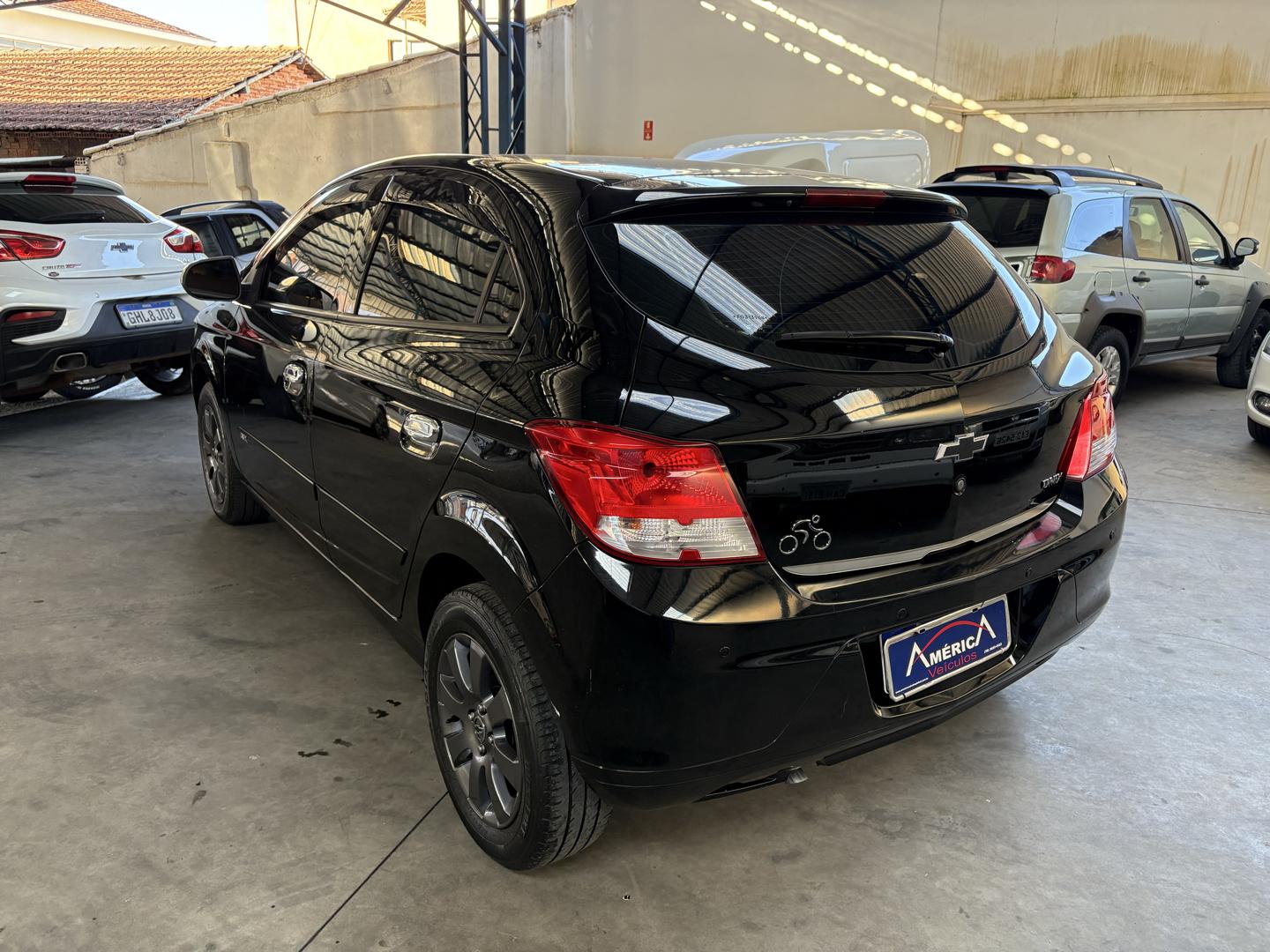 CHEVROLET Onix Hatch - Foto