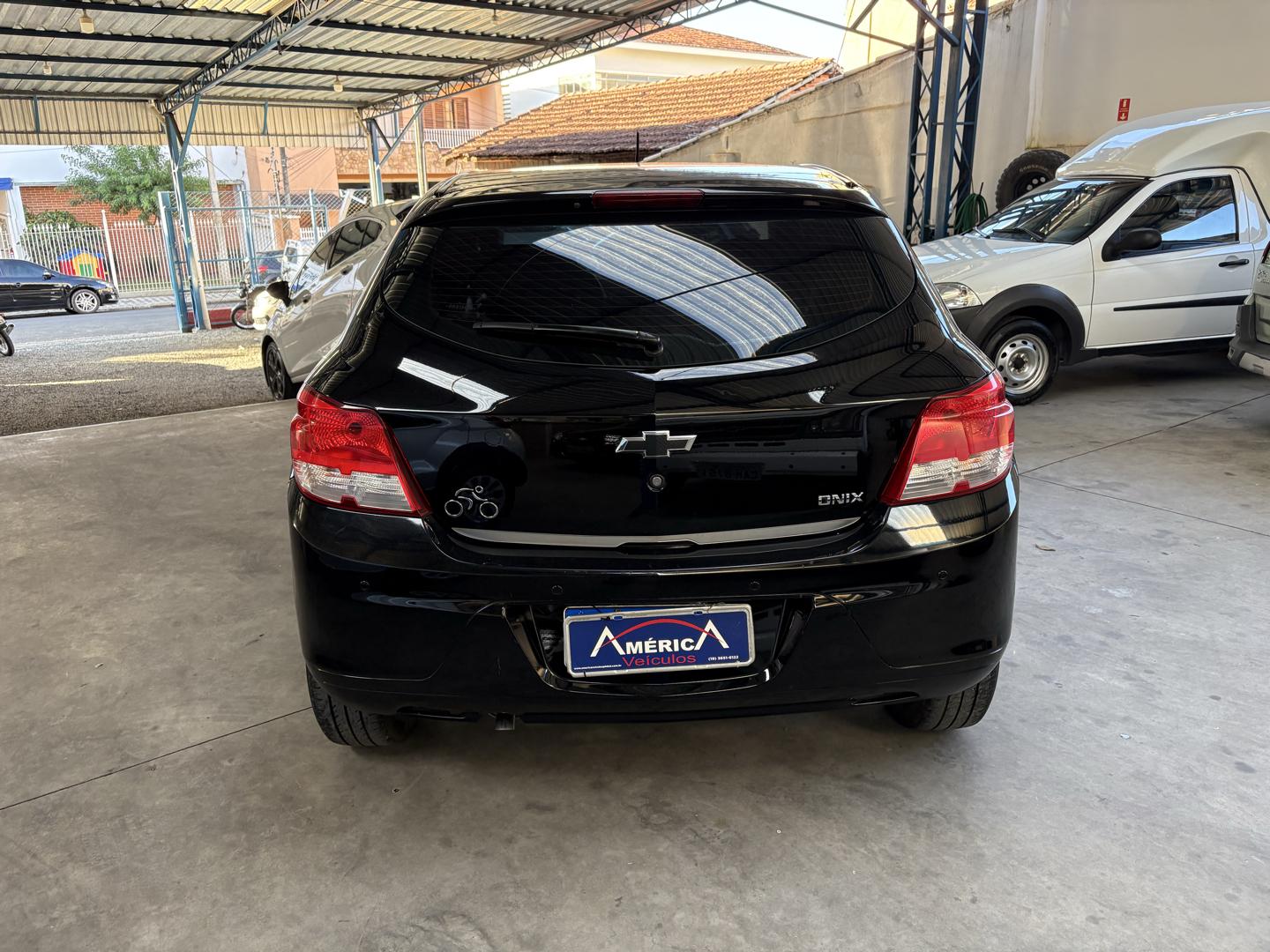 CHEVROLET Onix Hatch - Foto