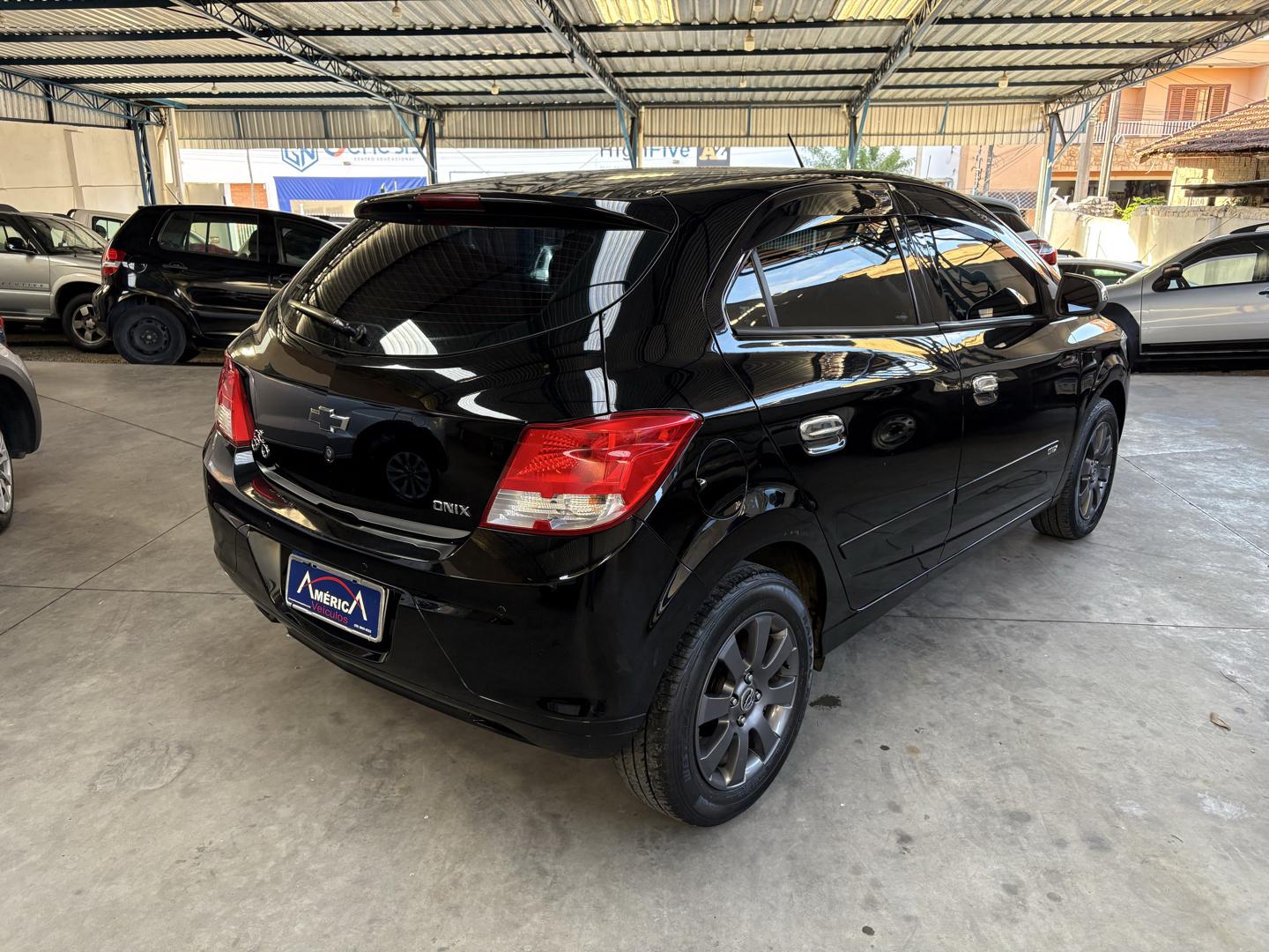 CHEVROLET Onix Hatch - Foto