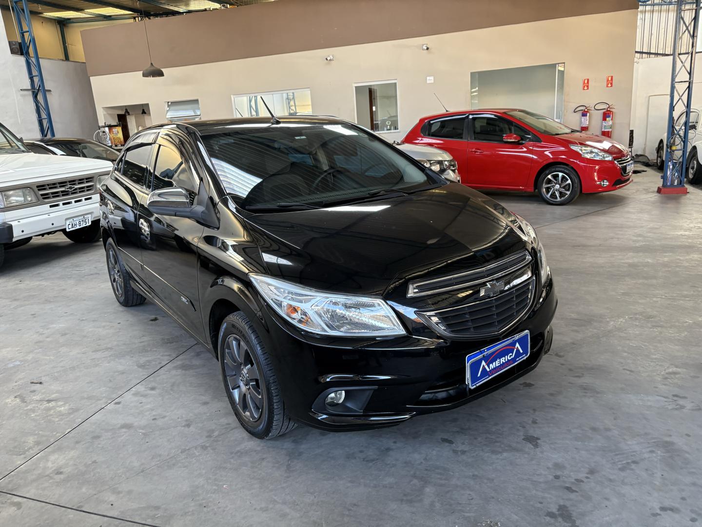 CHEVROLET Onix Hatch - Foto